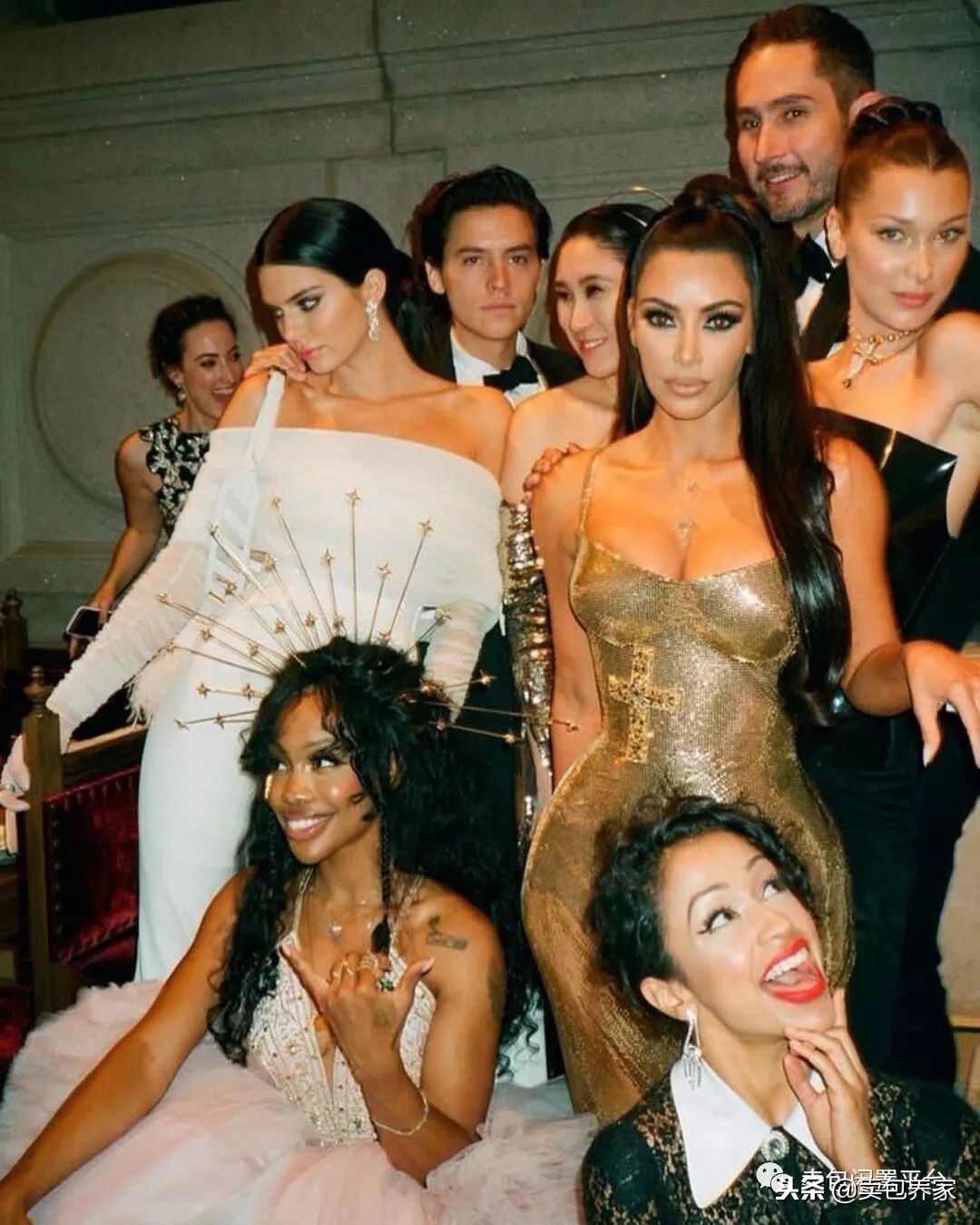 年赚1.5亿成家中最穷，生在名利场，把所有想要的都拿到她才23岁