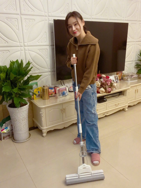 袁姗姗出门真壕气,穿5990夹克挎22350粉包,33岁依旧少女感十足