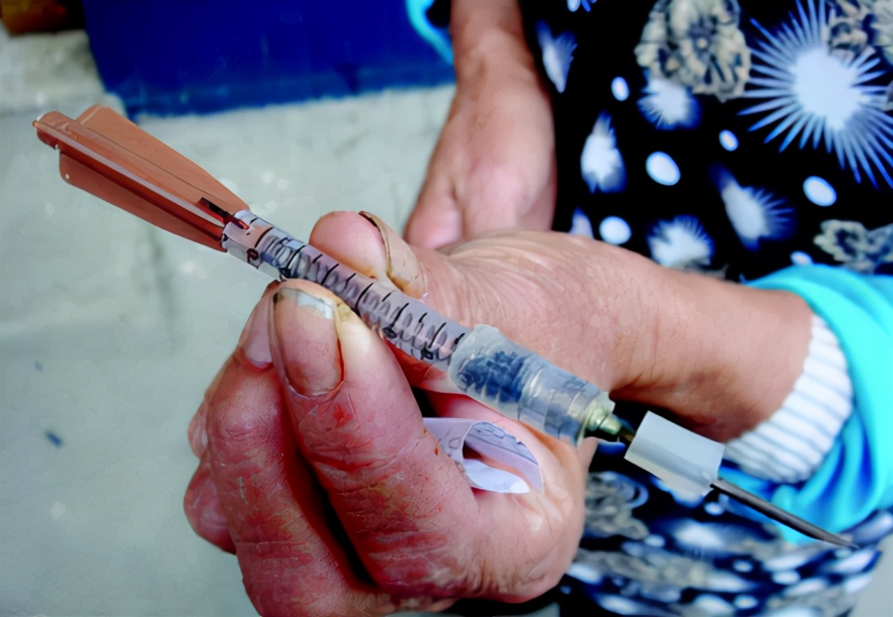 河南一男子开车用毒针射杀狗,村民吓得不敢动!毒狗针有多危险?