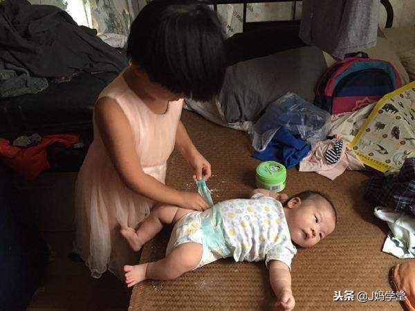 新手父母一定要掌握的9个换纸尿裤技巧，宝宝屁股干爽不遭罪
