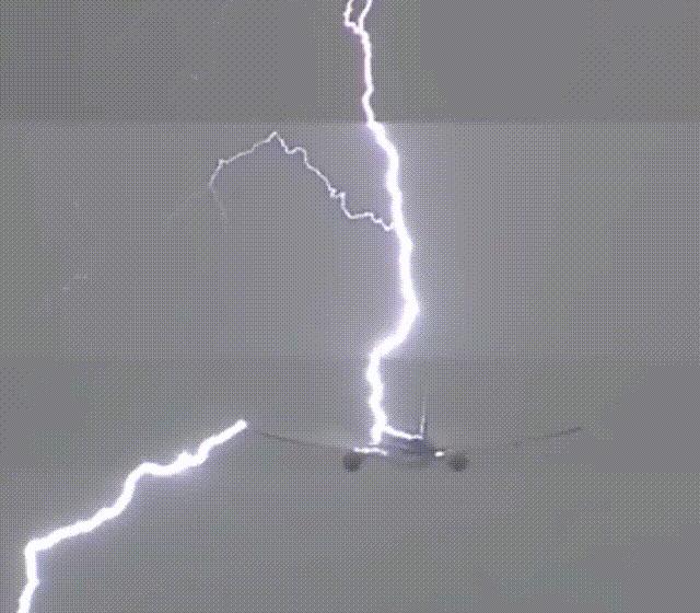 飞机怕不怕打雷,飞机怕雨还是怕雷