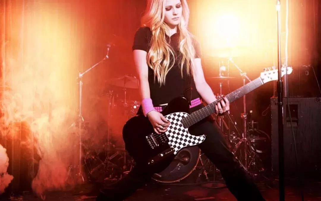 18岁红透全球却因患病失联,被揣测去世后涅槃重生,她叫艾薇儿