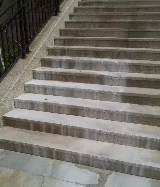 石材都需要做防泛碱处理,石材铺装泛碱如何处理