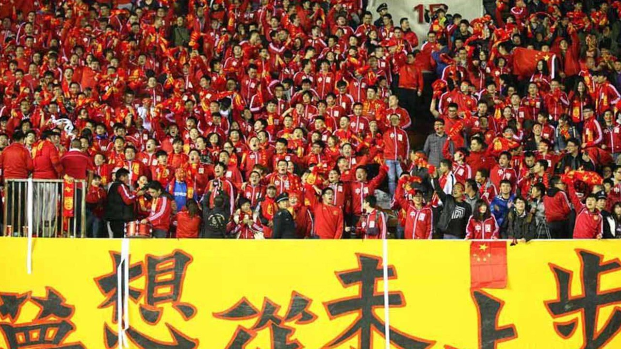 太过分！踢不过就打人！欧冠球迷厉害了，让球队蒙羞还让足协买单