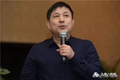 他创造了一个极具想象力的世界,她把老旧的小屋打造成了豪宅