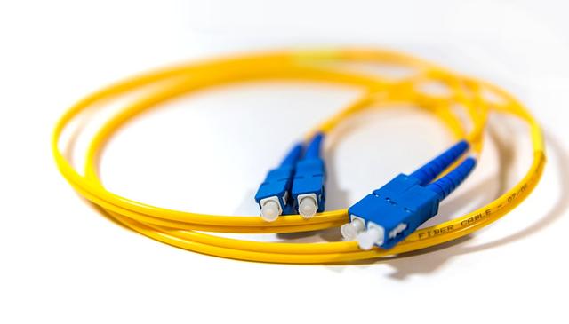 光纤是如何进行通信的,光纤是如何实现数据传输的