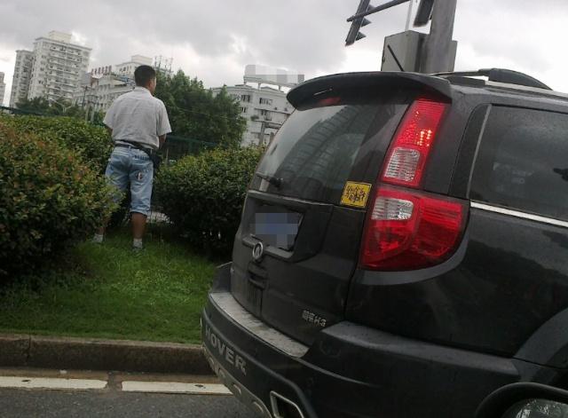 堵车怎样解决小便,长途堵车小便怎么办