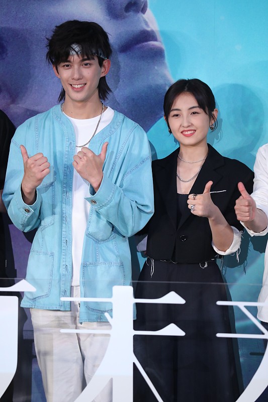 吴磊黑色卷发日常造型,吴磊发型同款