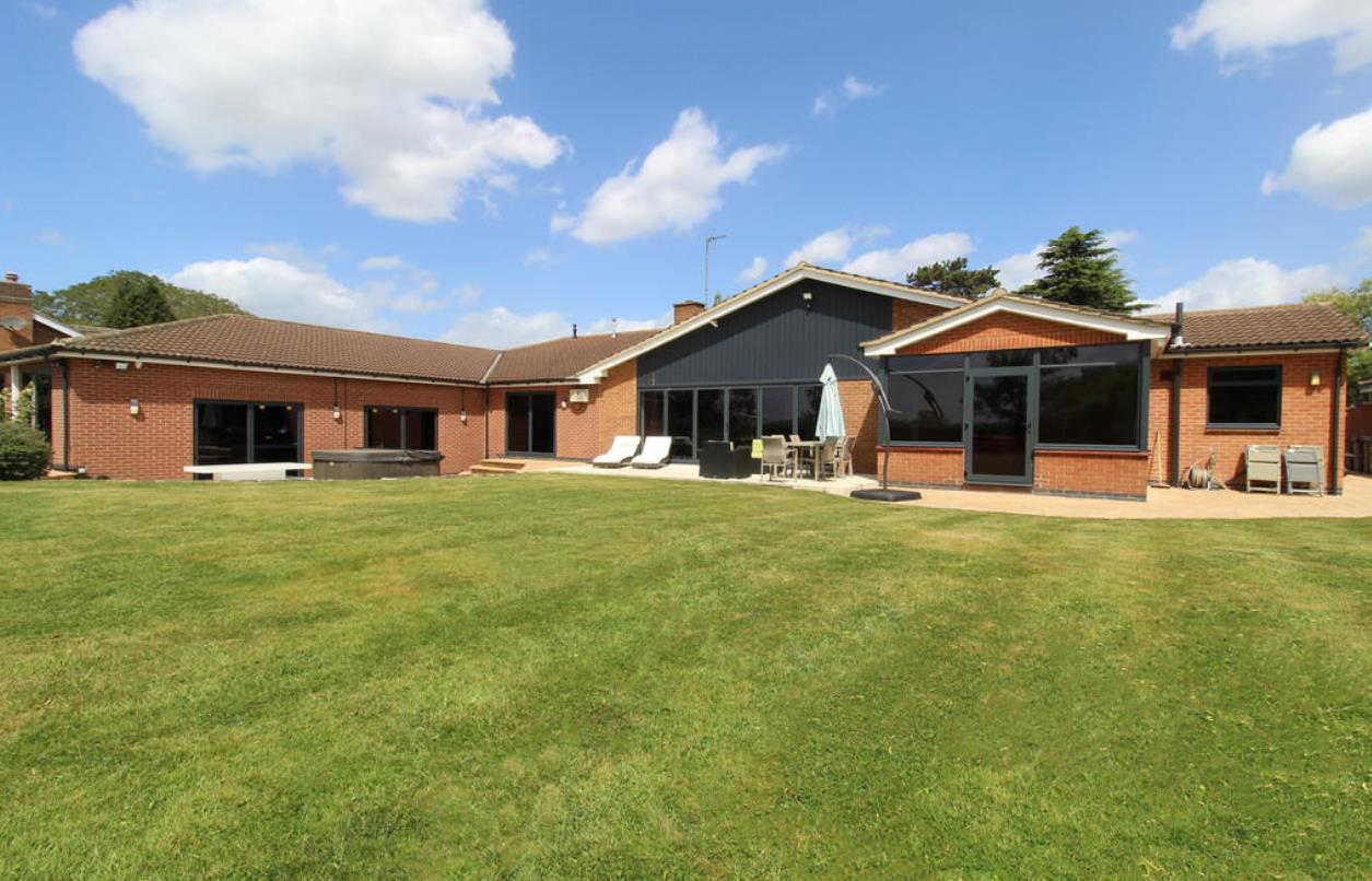 在英国100人民币能买到什么,100万英镑在英国能买什么房子