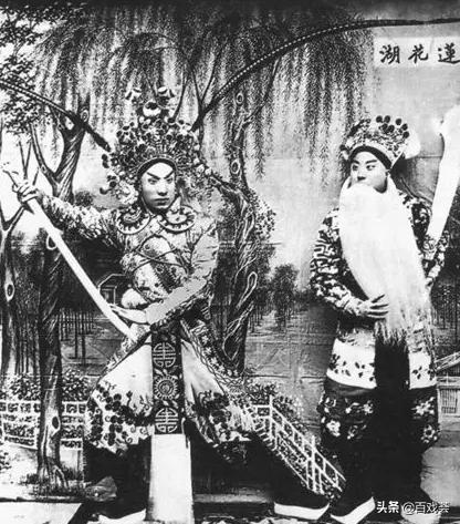 涓婃捣鏂版禍鏂囧寲绀煎爞瓒婂墽婕斿嚭,鏂版鍏冩棪