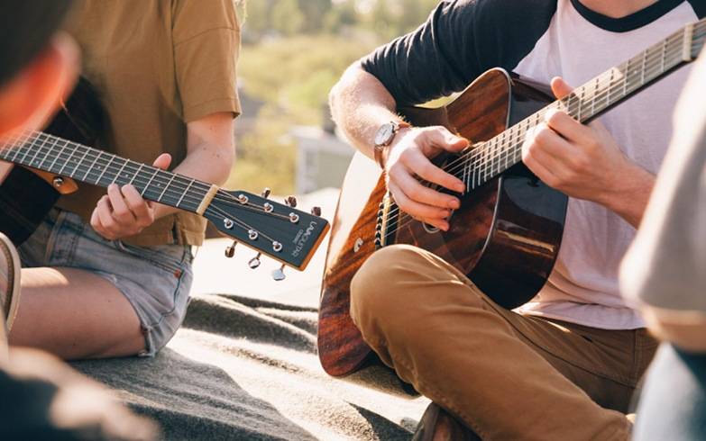 自学吉他学古典还是民谣,初学吉他买古典还是民谣