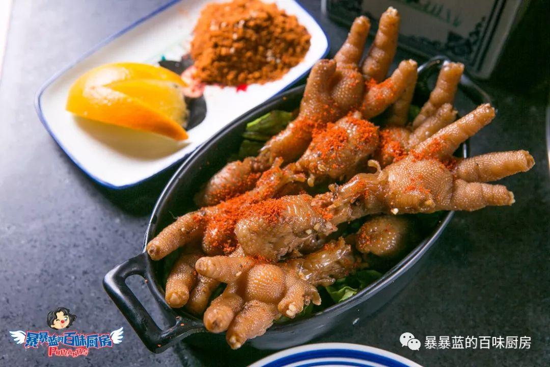 当成都老板爱上沈阳老雪，他开的串串香店锅底都有1瓶大绿棒