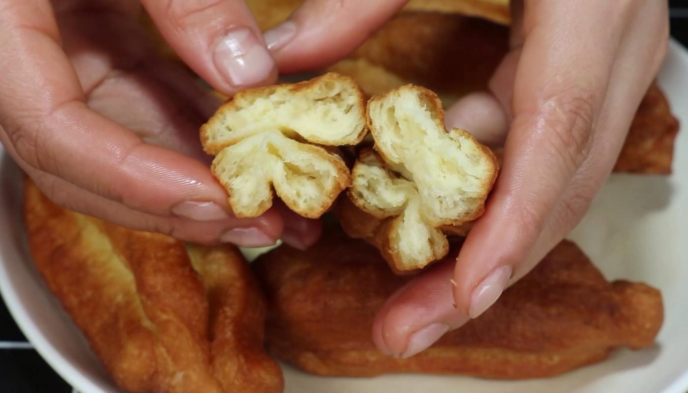 只有面粉和酵母的家庭版油条做法,懒人100种早餐小油条的做法