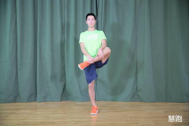 小臂拉伸细节,跳绳热身拉伸动作细节