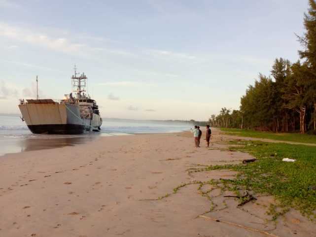 真沙雕！印度新型登陆舰搁浅，糊涂水兵开脑洞，竟找2头大象来拖
