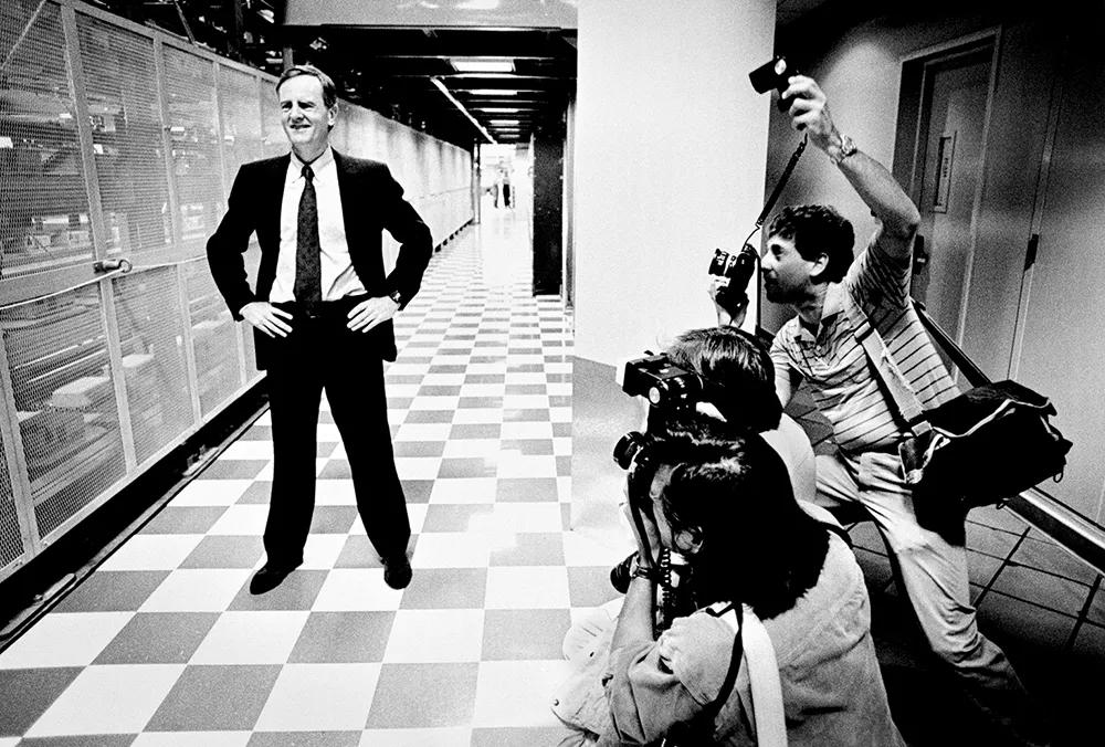 新书 | 首次曝光！“*底卧**”15年拍下250000张照片，他只选了这100张