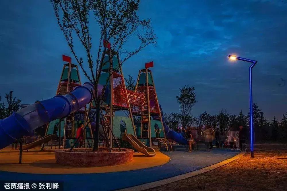 哪个公园好玩又免费又滑滑梯,半圆滑梯攀岩公园