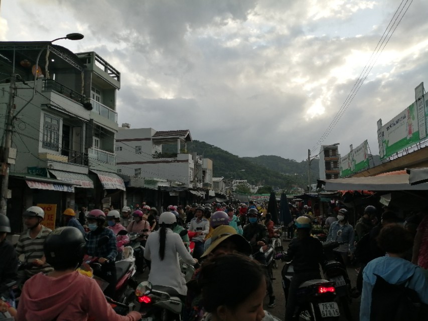 站在楼顶看芽庄全景,站在国门看越南