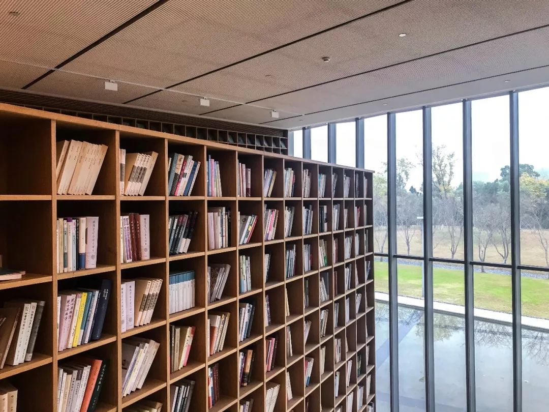 进了图书馆就不想走了的文案,进了图书馆就不想走了