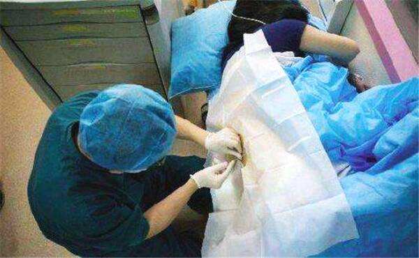 孕妇在产房中要经历的哪些尴尬,孕妇分娩有哪些误区