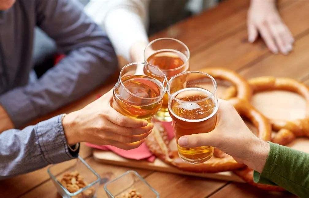 油腻老男人在酒局中给年轻女孩设套的全过程？!