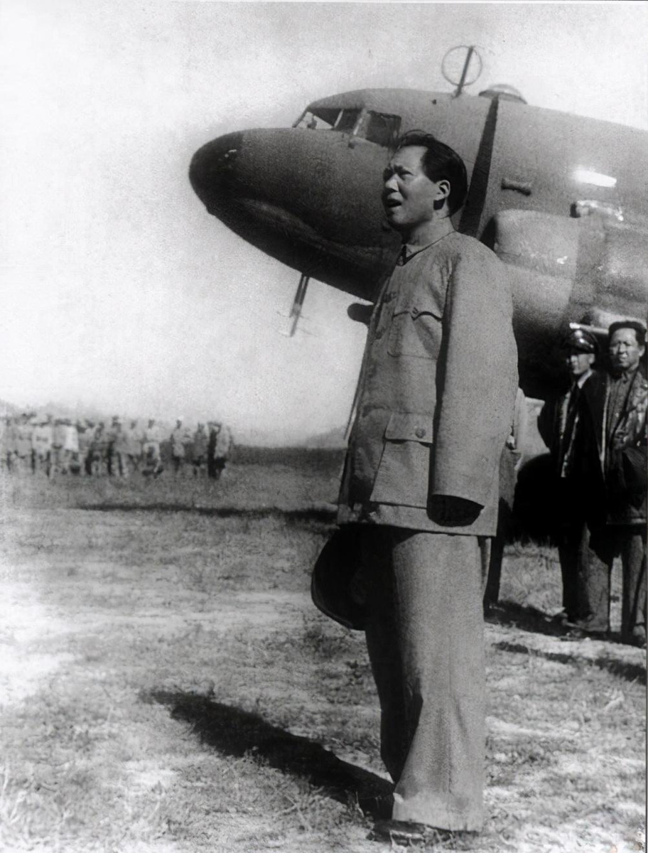 《*园春沁**·雪》轰动重庆，遭国民*文化党**圈*攻围**，毛*东泽**：鸦鸣蝉噪