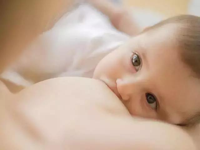 顺产产妇回病房月嫂怎么护理,月嫂怎样解决产妇涨奶问题