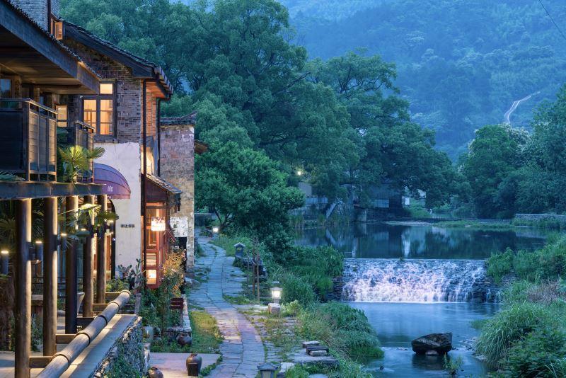 臻选人文度假品牌开山之作，惊艳问世，与月途看尽婺源千面之美