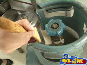 家里爆炸整栋楼都塌了,女子独自在家突然爆炸