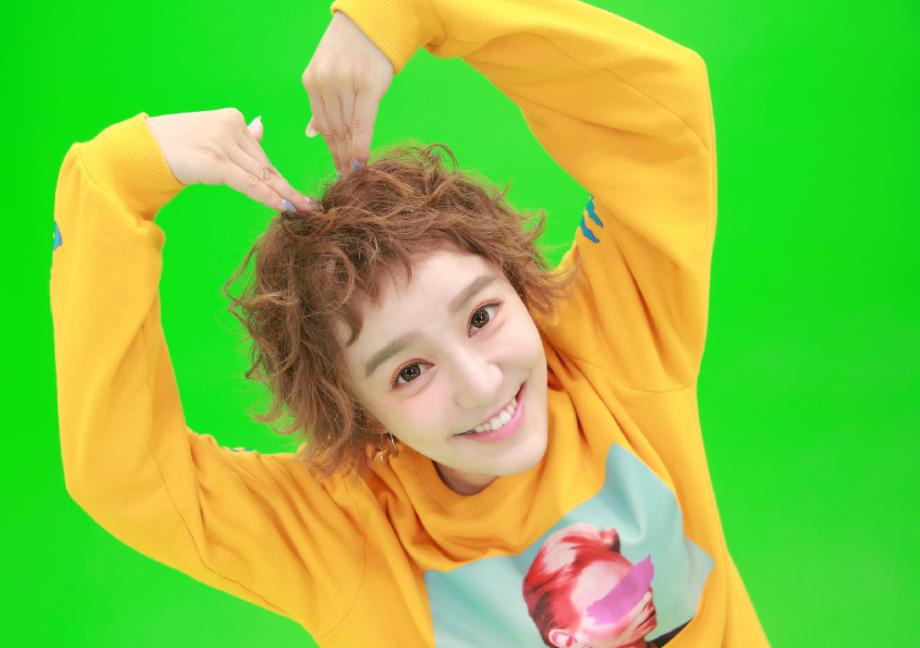 尖叫之夜女主持患甲亢，身材发胖眼睛突出画面骇人，却仍坚持工作