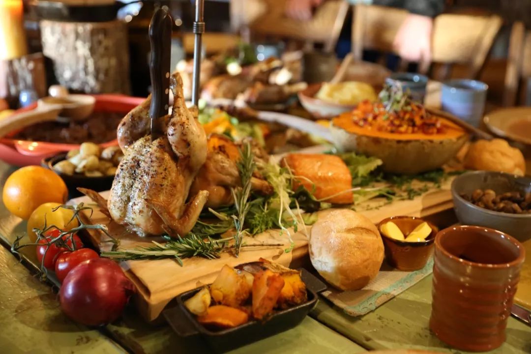 我带女朋友去新西兰,看几百万串会发光的“鼻涕”,她昏了过去