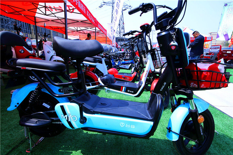 为了带老伴出去游玩方便两千多买了一辆两轮电动车