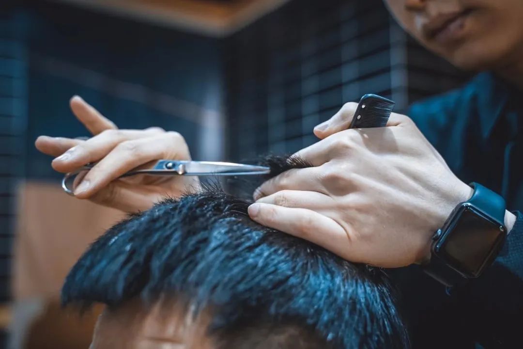 回不去的家乡留不住的亲人,发型师打工收入怎么月入2万