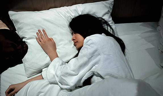 为什么在酒店睡觉厕所灯不要关,住酒店为什么厕所灯要开着