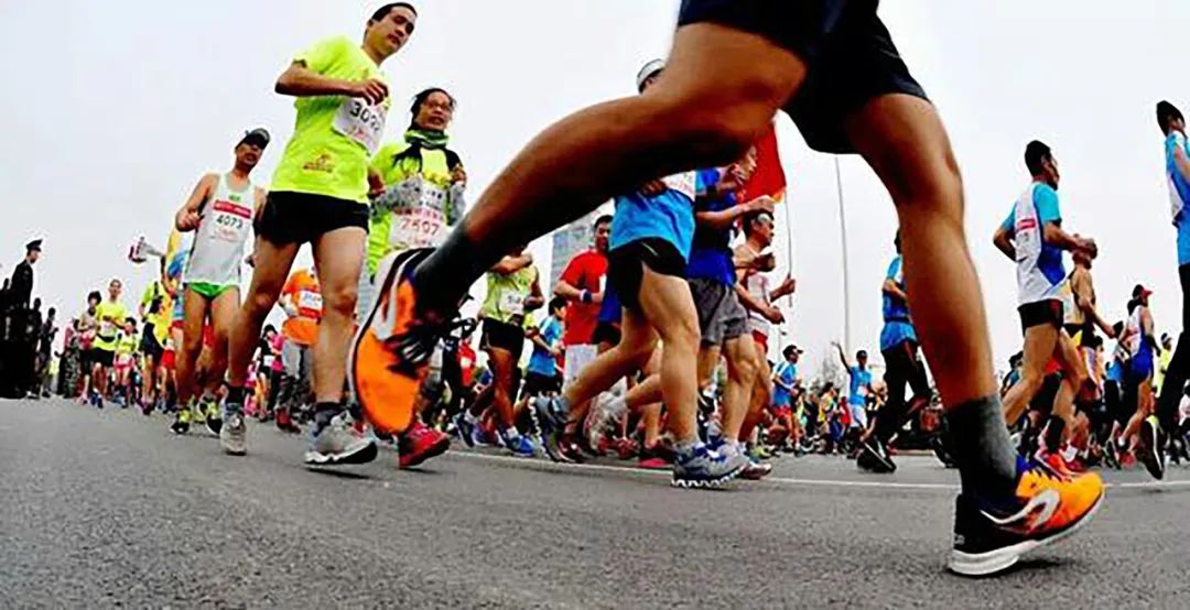 郑开马拉松晕倒选手怎么处理,郑开马拉松中暑