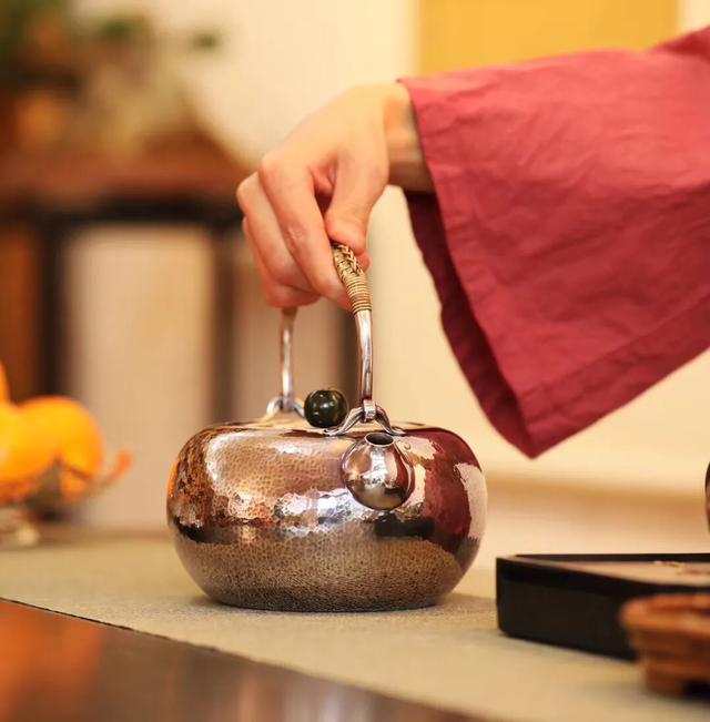 银壶银杯煮茶喝茶好吗,泡茶为什么用银壶煮水比较好