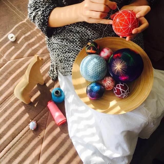 惊艳！“球上刺绣”你见过吗？她在球上绣出二十四节气，无数粉丝为之打call