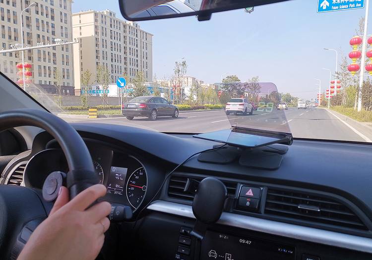 百路达HUD：听歌追剧看小猪佩奇？这才是车载导航的正确打开方式