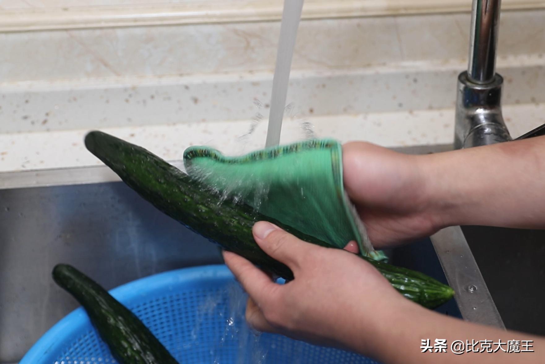 不管家里有钱没钱，厨房里放一个搓澡巾，厉害又好用，回家试一试