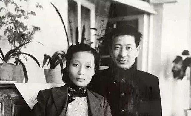 钟期光阔别30年回乡：磕头3次跪谢干父母救命之恩，奉上人参