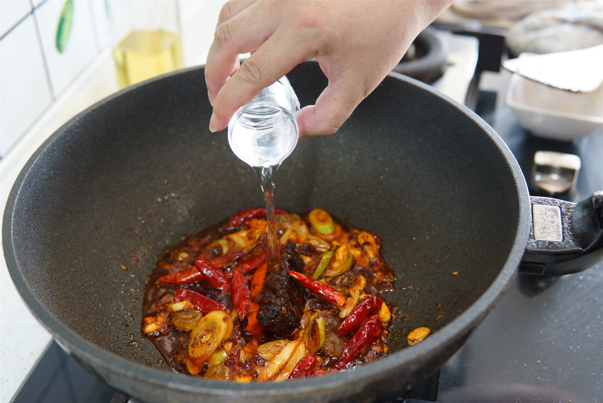 麻辣烫的汤底怎样熬制才好喝,做麻辣烫倒纯奶什么味