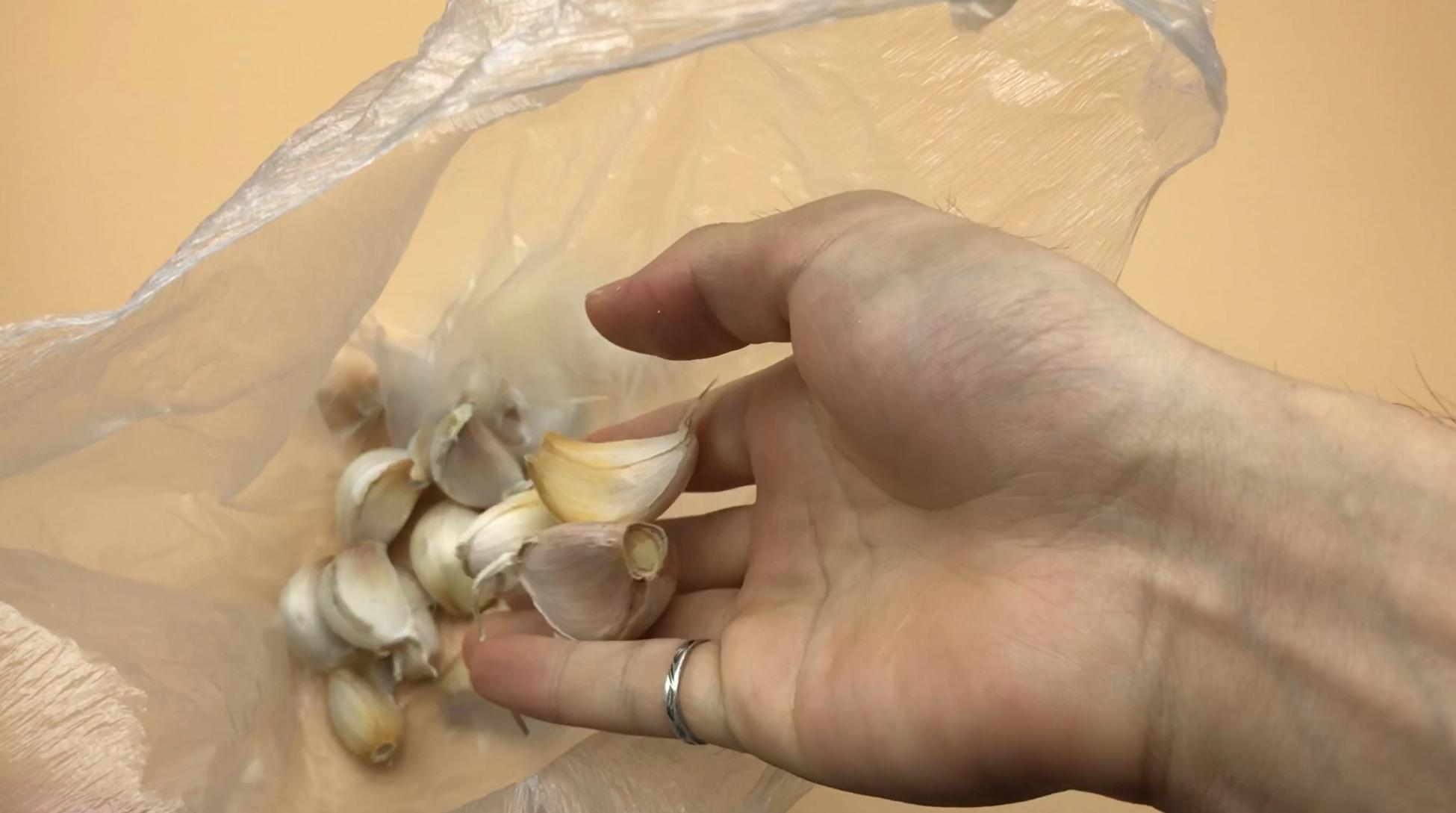 快速剥大蒜的方法,只要个塑料袋1分钟就能剥一大袋,看完快试试