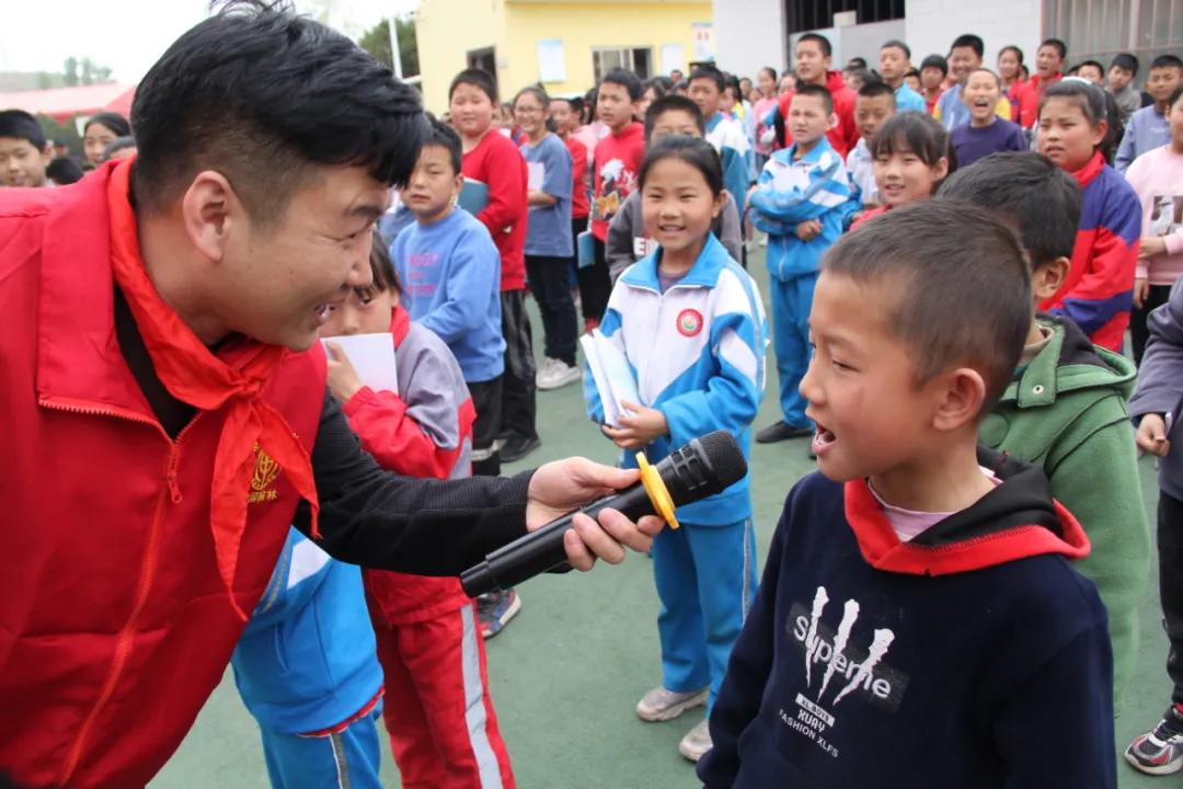 爱心志愿者慰问贫困儿童,爱心接力关爱留守儿童