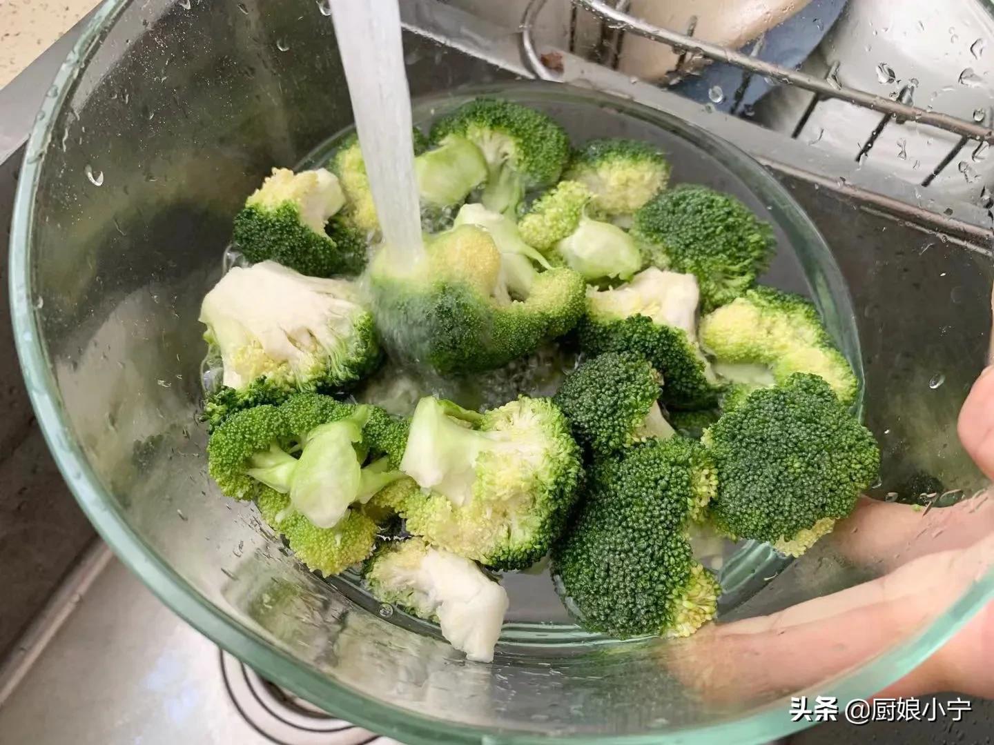 年夜饭西兰花招财,年夜饭必备的家常菜西兰花酿虾滑