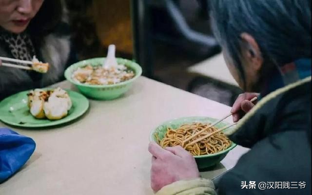武汉人的过早莫过于一碗热干面,一碗热干面是武汉人最顽强的味道