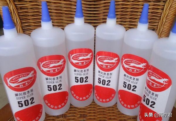 女孩把502当成眼药水滴,502胶水误当眼药水视频