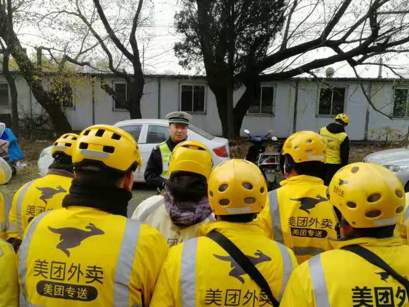 交警走进军营开展交通安全宣传,百万警进千万家交通安全宣传活动