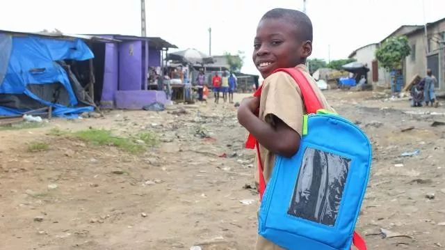 深圳80后跨国接济贫困儿，百万太阳能包，从美国改卖到非洲贫民窟