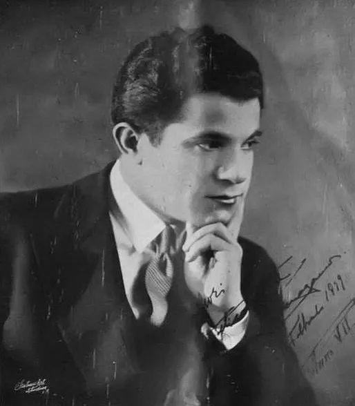 林允菲拉格慕全球品牌代言人,林允代言的香水