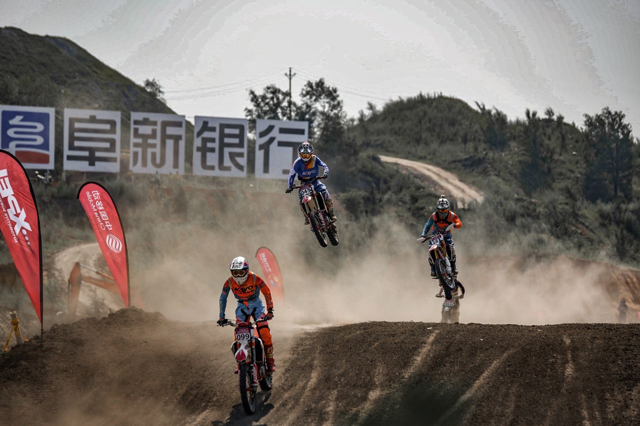 百位摩托车手挑战矿山百年矿坑迎来“3D时代”